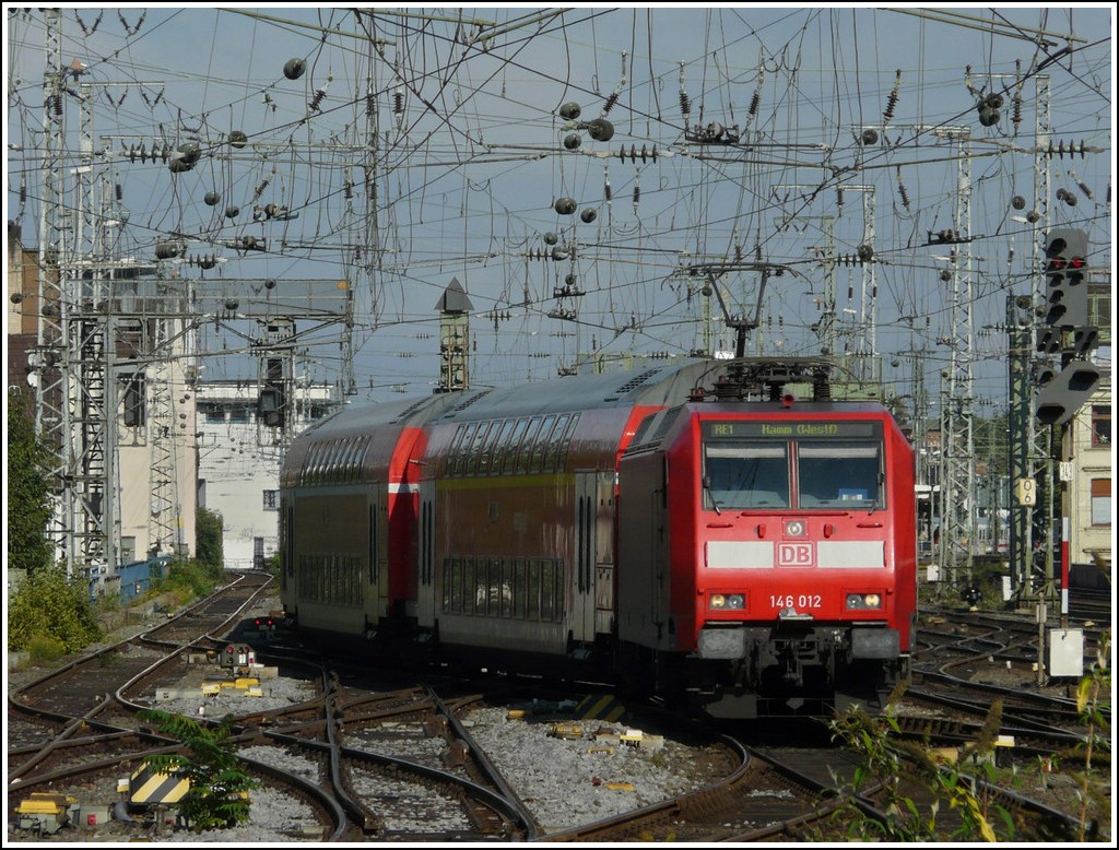 146 012 with RE 1 to Hamm (Westfalen) is entering into the main station of Cologne on September 19th, 2011.