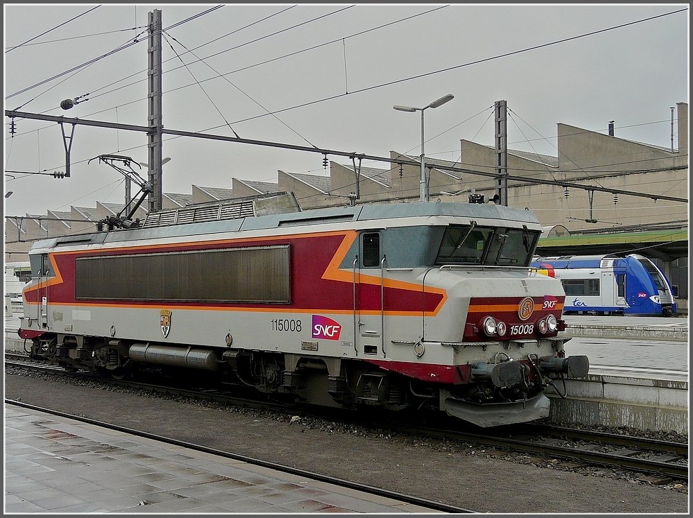 15008 is running through the station of Luxembourg City on April 5th, 2008.