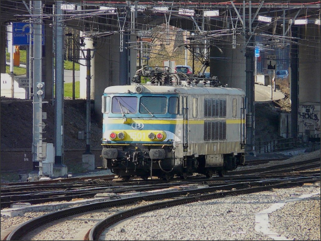 1501 is running alone through the station Liège Guillemins on March 30th, 2009. 
