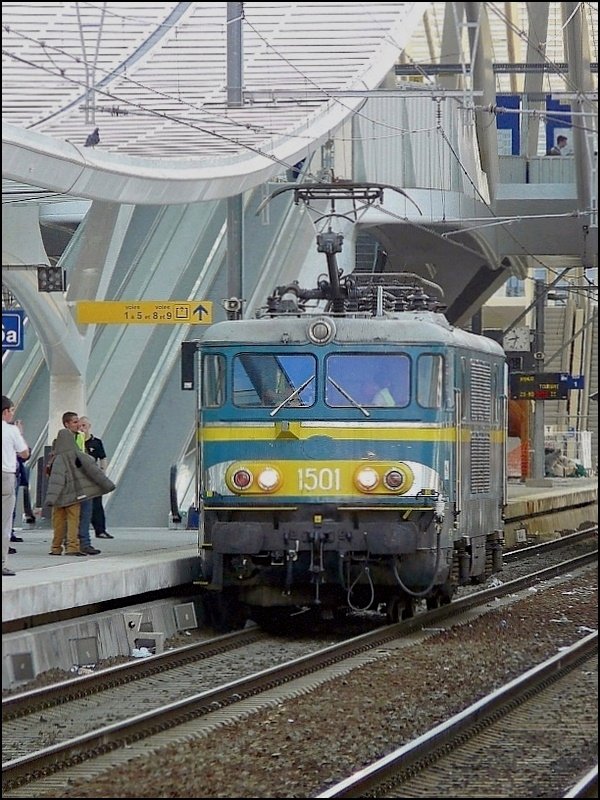 1501 is running through the station Liège Guillemins on June 28th, 2008.