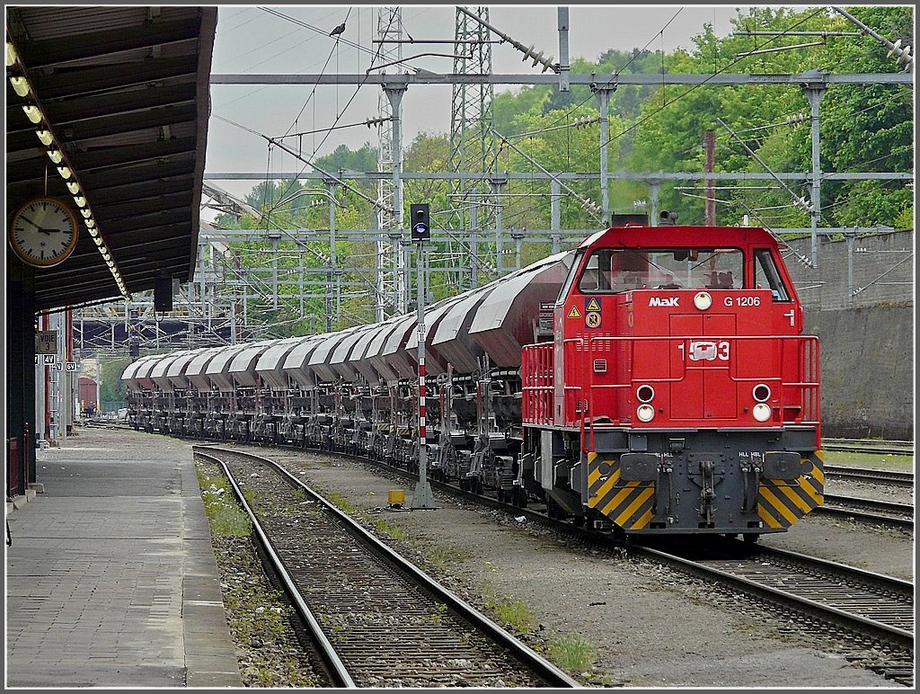 1503 is hauling a freight train through the station of Esch-sur-Alzette on April 25th, 2009.
