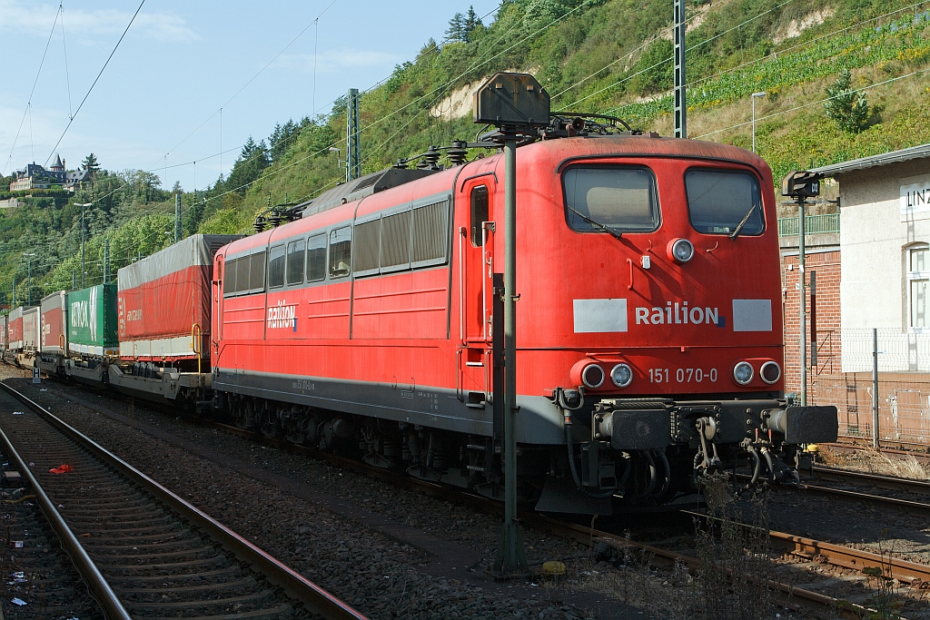 151 070-0 with combined transport train parked at the station Linz / Rhine on 21.08.2011