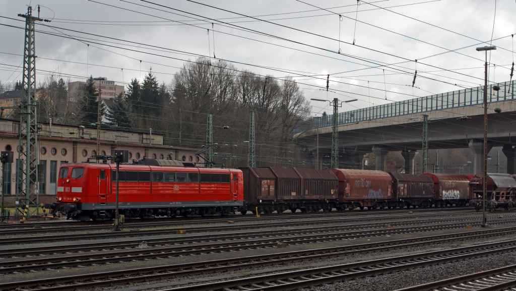 151 132-8 stands ready on 14.01.2011 with freight train in the yard Kreuztal to the exit.