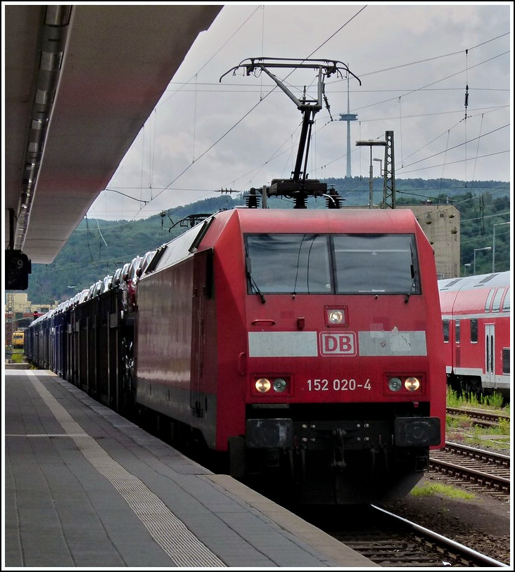 152 020-4 is hauling a goods train through the main station of Koblenz on June 23rd, 2011.