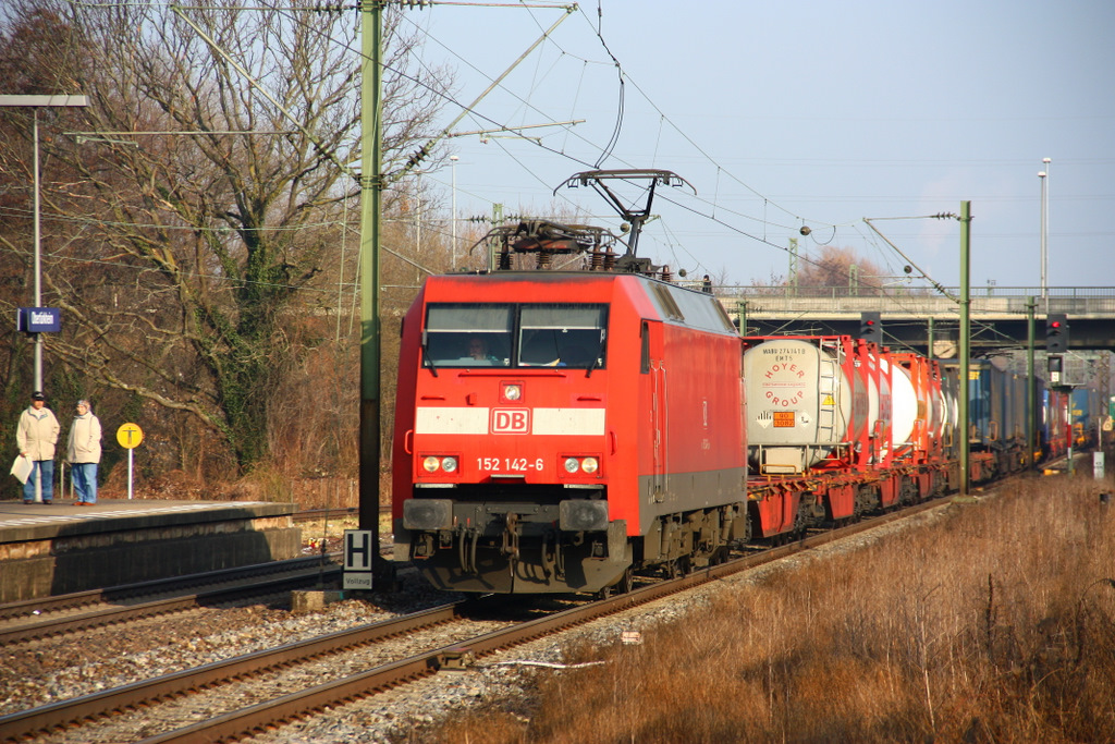 152 142 is heading a long mixed freight through Stuttgart Obertuerkheim