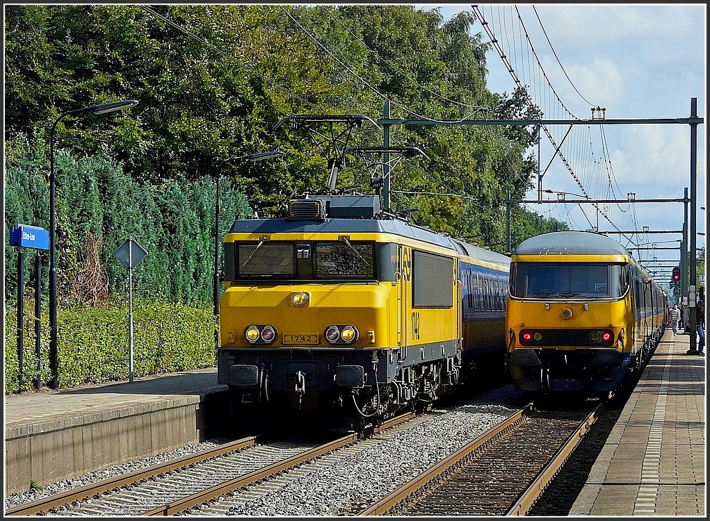 1742 is leaving the station of Etten-Leur on September 5th, 2009.