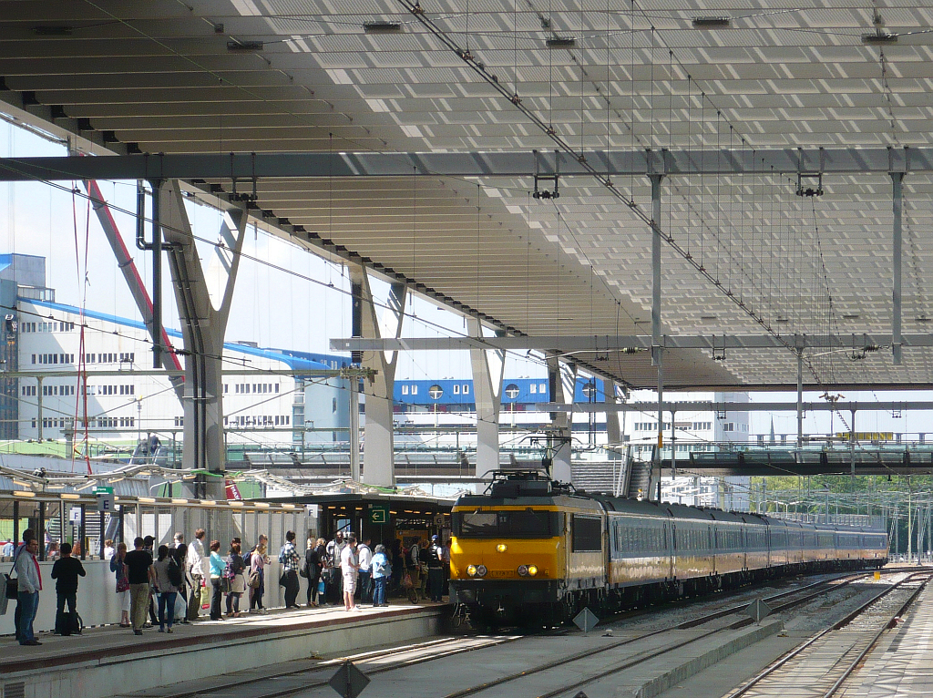 1747 entering Rotterdam Centraal Station with an Intercity to Venlo 11-05-2011.