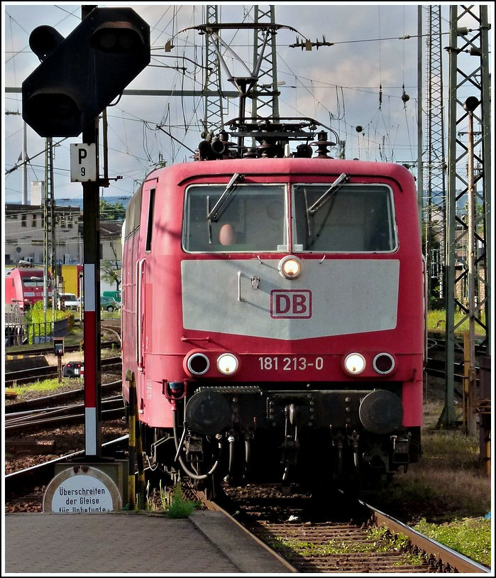 181 213-0 with IC from Luxembourg is arriving at the main station of Koblenz on June 23rd, 2011.