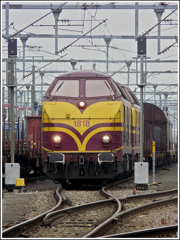 1818 and 1806 are hauling a freight train through the station of Pétange on February 24th, 2009.