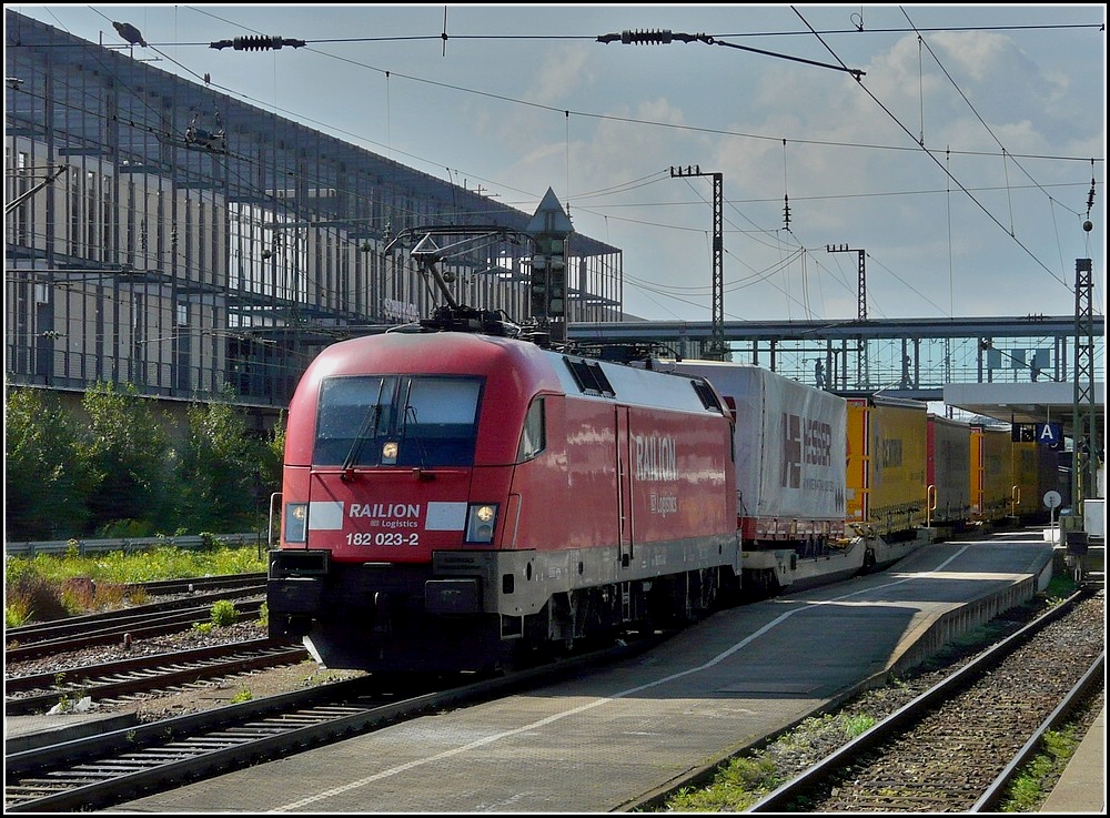 182 023-2 is hauling a freight train through the main station of Regensburg on September 11th, 2010.