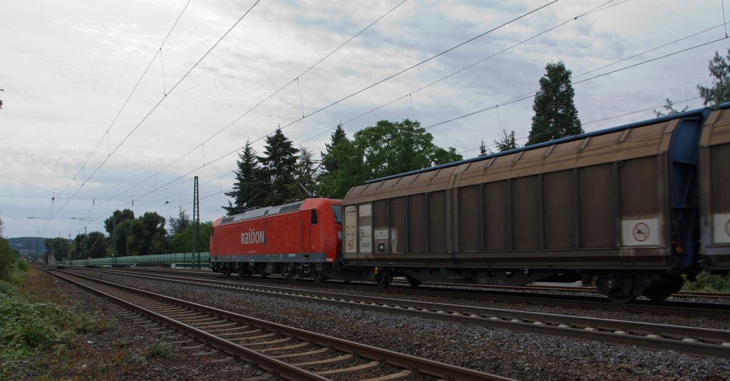 185 176-5 der DB Railion mit einem gemischten Gterzug, fhrt 11.08.2011 auf der rechten Rheinstrecke Richtung Sden, hier kurz vor  Unkel.