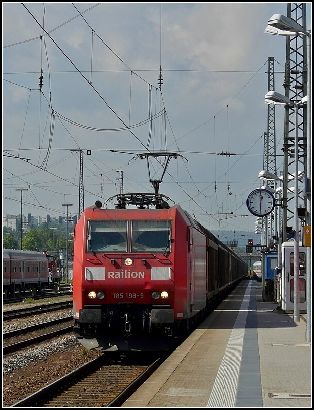 185 198-9 is hauling a goods train through the main station of Regensburg on September 11th, 2010.