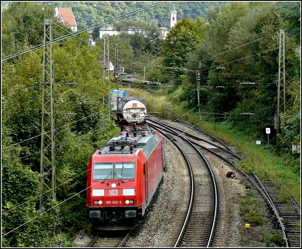 185 342-3 is hauling a goods train between Passau and the border to Austria on September 16th, 2010.