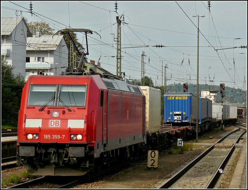 185 359-7 is hauling a goods train through the main station of Passau on September 17th, 2010.