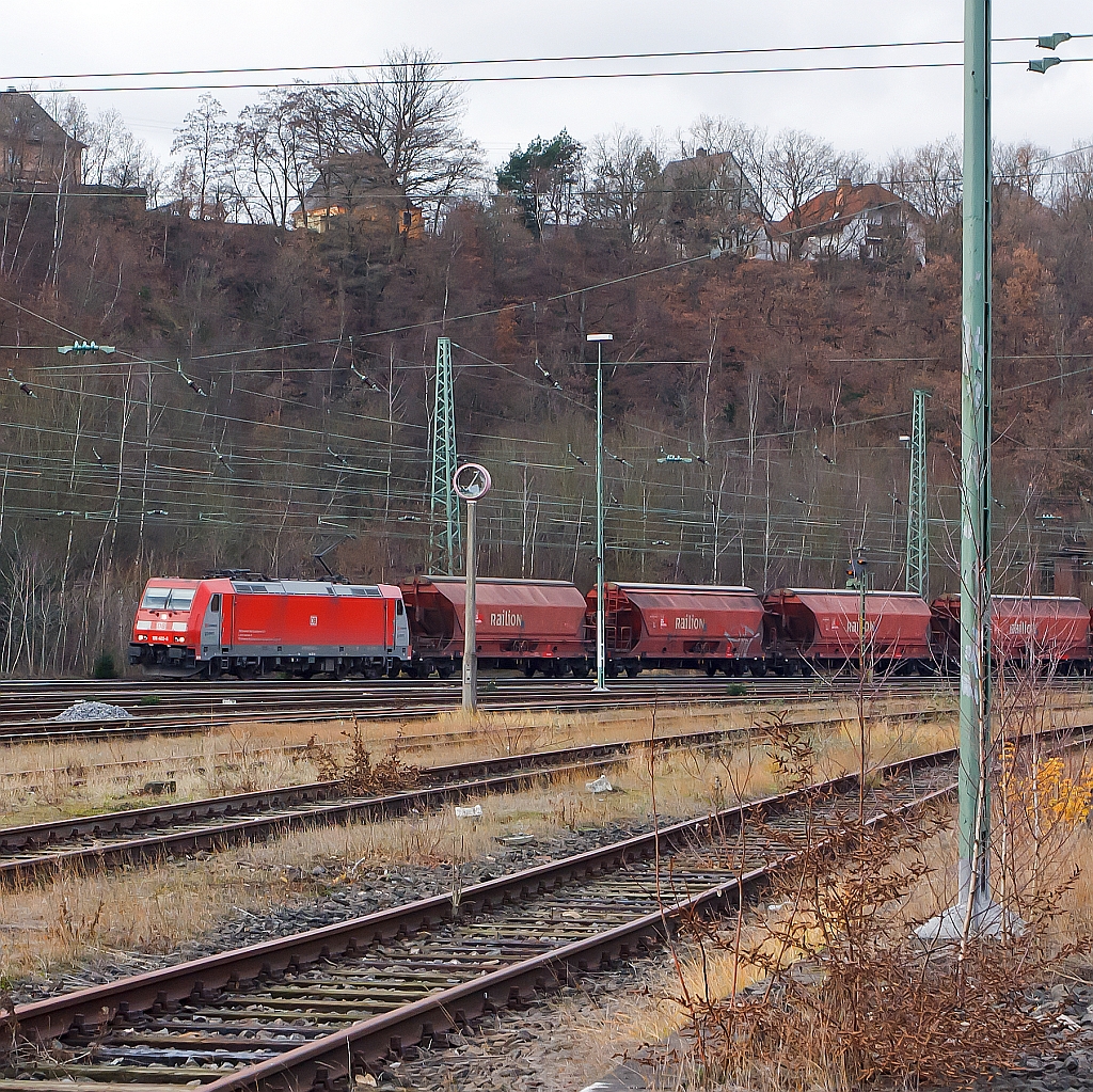 185 402-5 (TRAXX F140 AC2) of DB Schenker Rail Danmark Services A / S - Denmark (A joint venture of DB Schenker Rail Cargo and Green) with grain silo wagons Tagnoos 898 complete train, runs on 10.12.2011 by Betzdorf/Sieg in the direction Siegen.