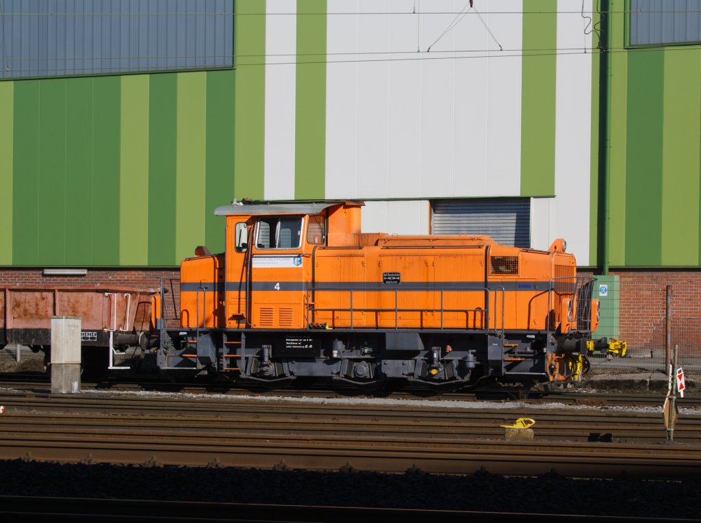19.03.2011 in Siegen-Geisweid: Lok 4 (ERNA) of the  Deutsche Edelstahlwerke  (DEW) pushes loaded wagons. The locomotive is a Mak G 500 C, built in 1975, Fabr.-Nr. 500072