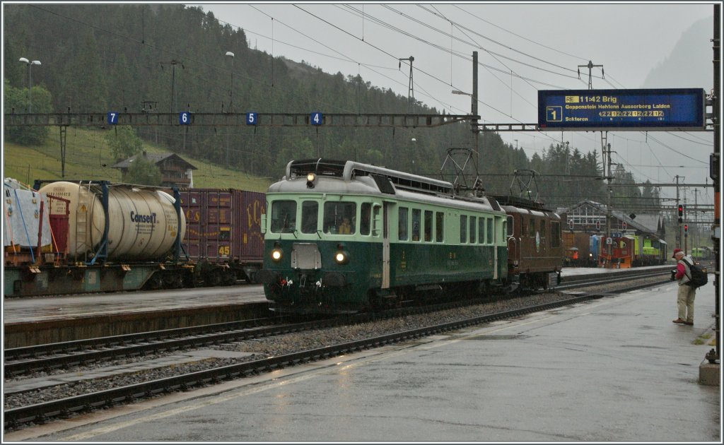  1913 - 2013: 100 years BLS : The Be 4/4 761 and the BLS Re 4/4 172 are arriving  at Kandersteg. 29.06.2013