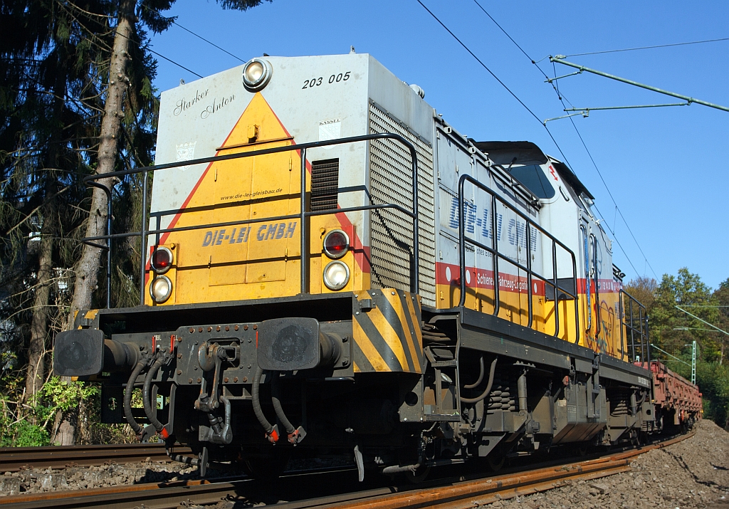 203 005  Strong Anton  of the Die-Lei-GmbH (Kassel) with low side car on 16.10.2011 in Betzdof/Sieg at the track building site.