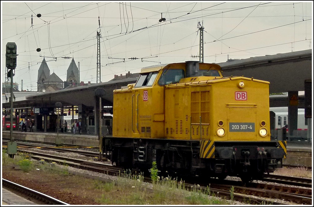 203 307-4 is running through the main station of Koblenz on May 22nd, 2011. 