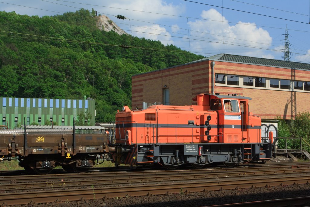 21.05.2011 in Siegen-Geisweid: Lok 5of the  Deutsche Edelstahlwerke  (DEW) pushes loaded wagons. The locomotive is a Mak G 500 C, built in 1975, Fabr.-Nr. 500074