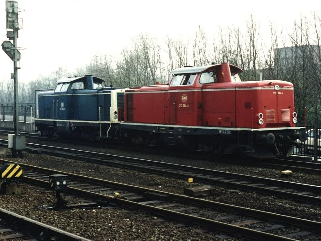 211 294-4 and 211 088-0 at Osnabrck Hauptbahnhof on 14-4-1993. Photo and scan: Date Jan de Vries. 