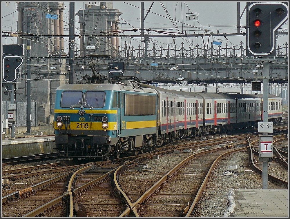 2119 with M 4 wagons is arriving at the station of Oostende on April 12th, 2009.