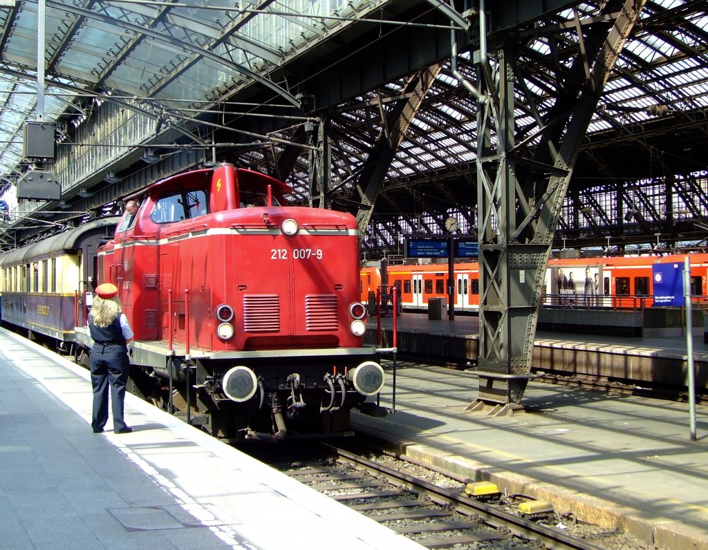 212 007-9 (V100.20) with historical  Rheingold   on special trips  Rund um Kln  arrives at the main station in Cologne, on 14.08.2010. The occasion was the Museumdays in the Rheinisches Industrial Railway Museum (RIM) in Cologne