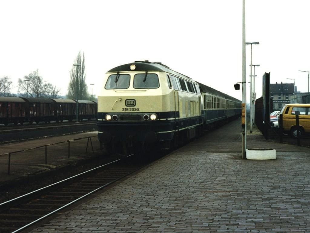 216 202-2 with express train between Wilhelmshaven and Osnabrck at the railway station of Bramsche on 14-4-1993. Nowadays only light rail trains from the NordWestBahn are in service at this track. Photo and scan: Date Jan de Vries. 