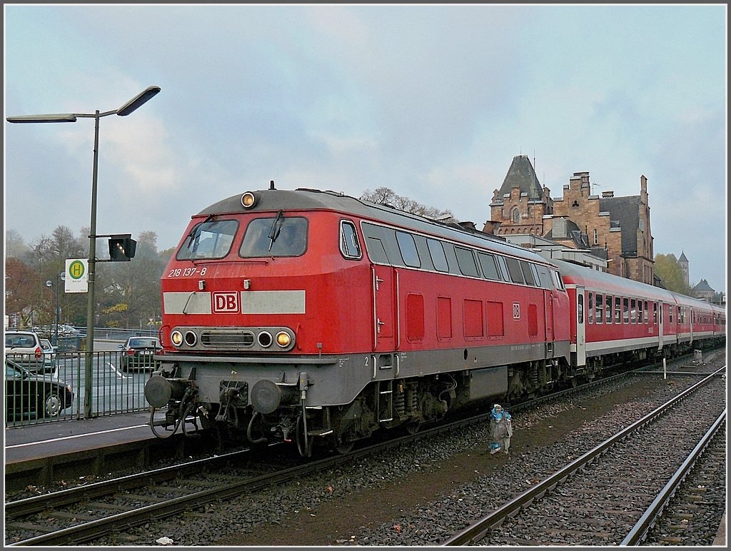 218 137-8 is leaving the station of Gerolstein on its way from Trier to Cologne on November 8th, 2008. 