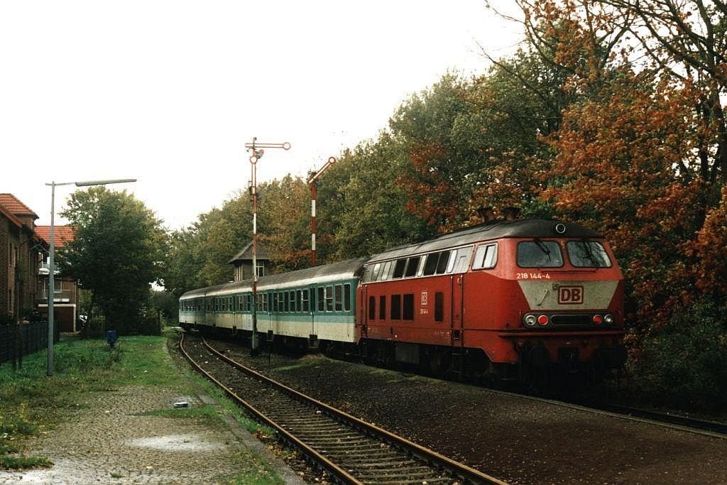 218 144-4 with RE 10216 Langenberg-Borken at the railway station of Rhade on 29-10-2000. Photo and scan: Date Jan de Vries. 