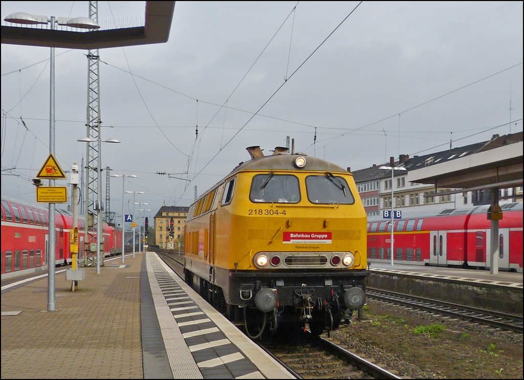 218 304-4 is running through the main station of Koblenz on October 12th, 2012.