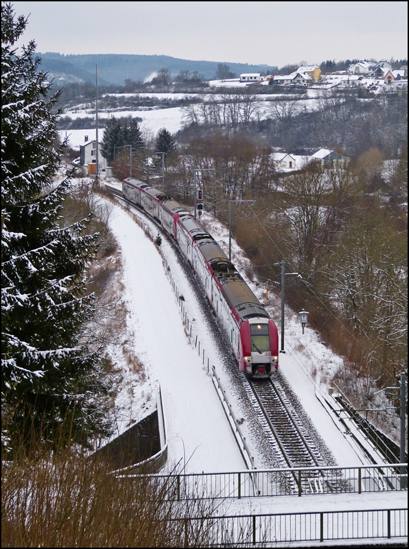 2200 double unit (2220 and 2217) as IR 3741 Troisvierges - Luxembourg City is running through Lellingen on January 18th, 2012.