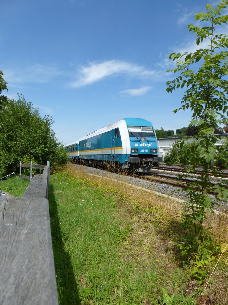 223 067 is driving with an Alex in Oberkotzau on August 7th 2013.

