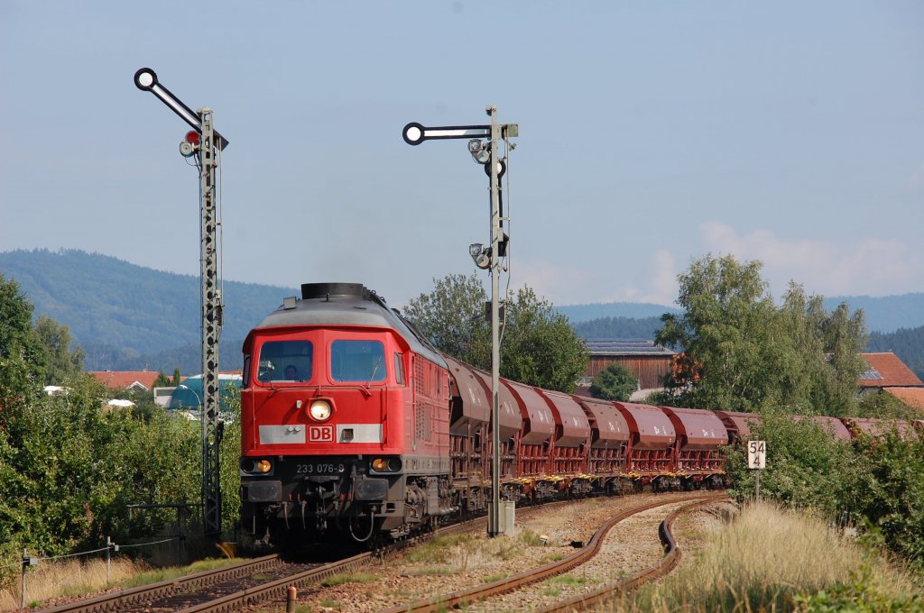 233 076 on 15.08.2009 with freight-train in Kothmailing