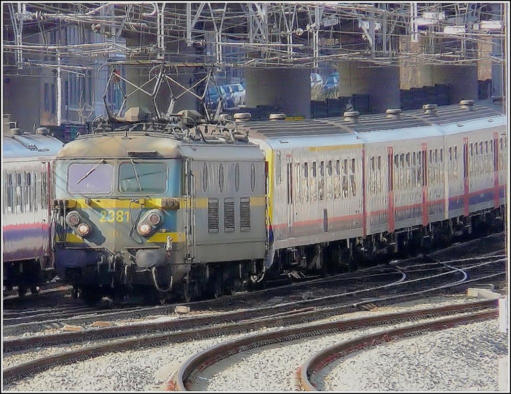 2381 is pushing up a special train the inclination called  plan inclin  between Lige and Ans on March 30th, 2009. 