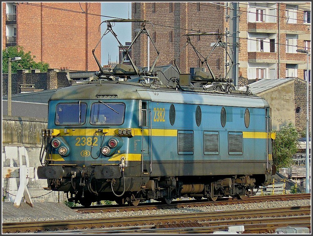 2382 is waiting for a job at Lige Guillemins on May 1st, 2009.