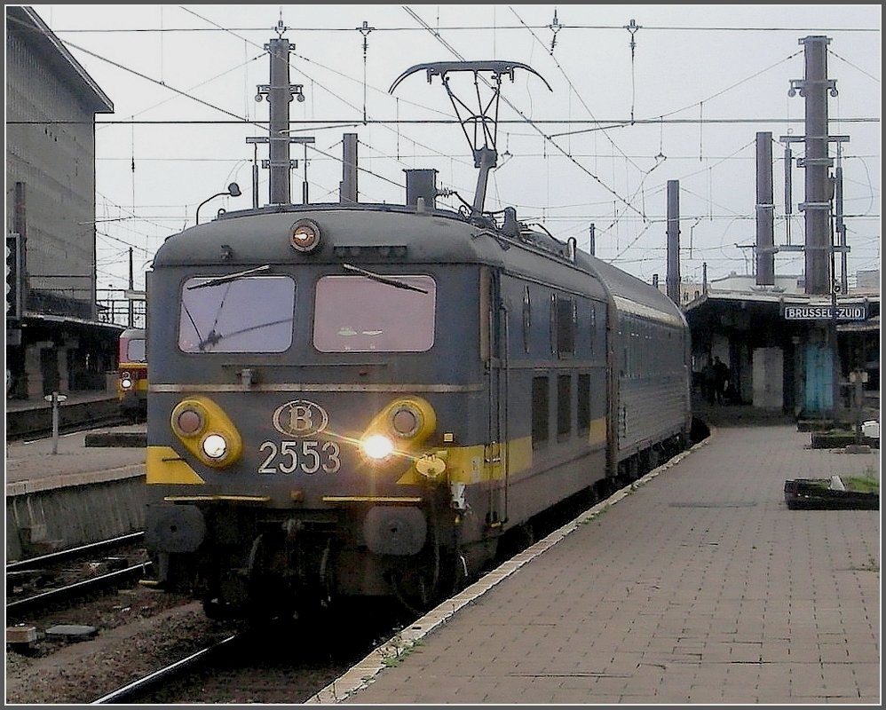 2553 is leaving the station Bruxelles Midi on March 9th, 2008.