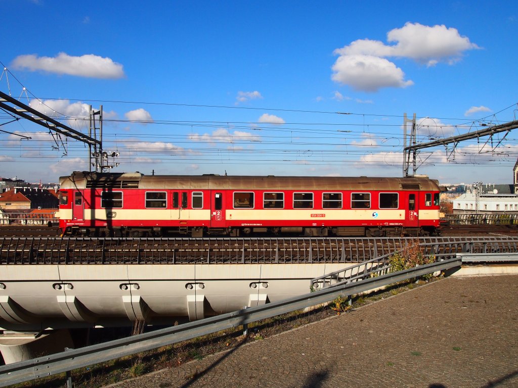 ČD 854 004-9 departs from central station Prague on 31 Oct 2012.
