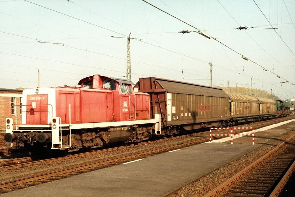 290 248-4 with local freight train Bedburg-Dren at the railway station of Dren on 29-10-1993. Photo and scan: Date Jan de Vries. 