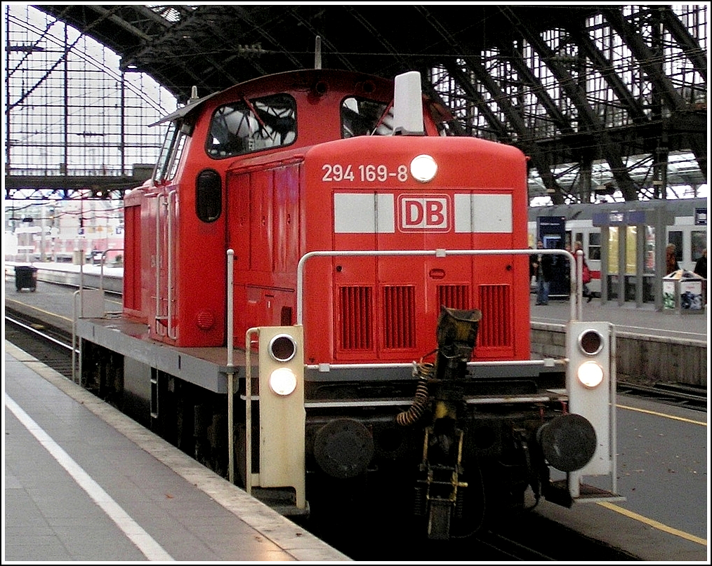 294 169-8 is running through the main station of Cologne on November 6th, 2007.
