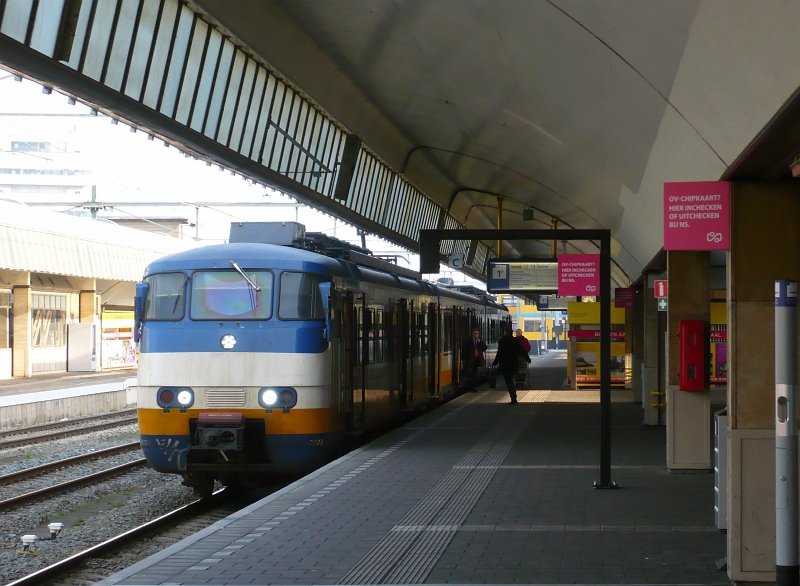 2973 with white lights as train to Hoek van Holland in rotterdam Centraal station 27-01-2010