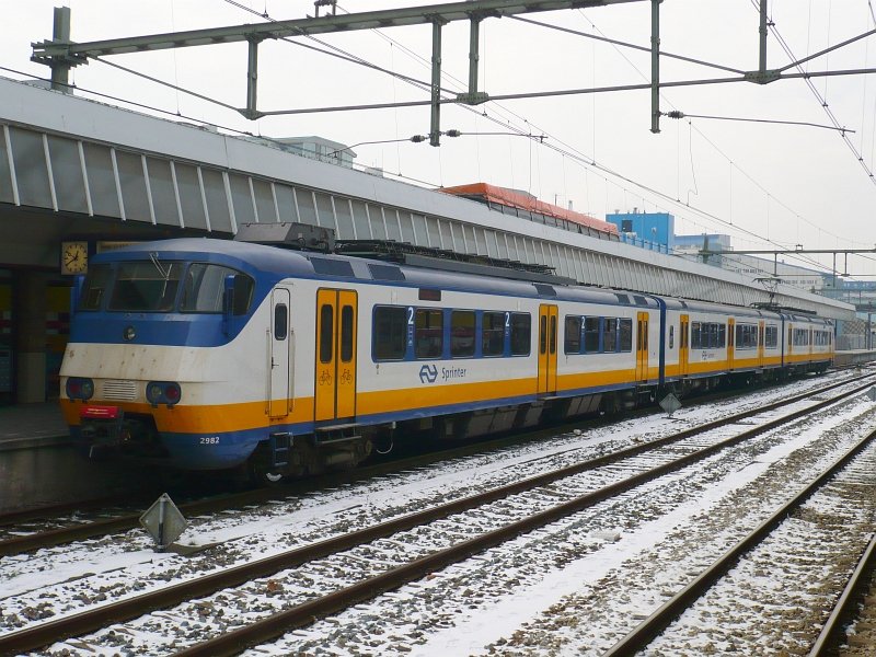 2982 on track 1 as a localtrain to Hoek van Holland in Rotterdam Centraal Station 17-02-2010.