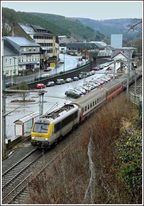 3002 is hauling the IR 119 Liers - Luxembourg City out of the station of Clervaux on January 16th, 2008.