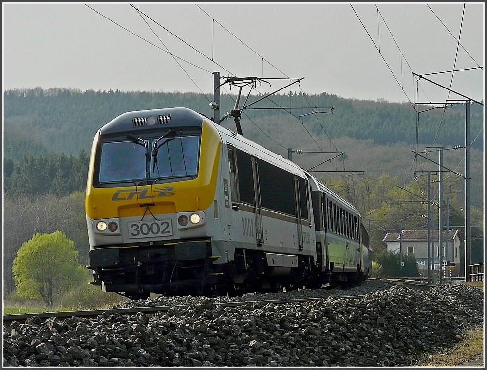 3002 is hauling the IR Liers-Luxembourg City through Drauffelt on April 14th, 2009