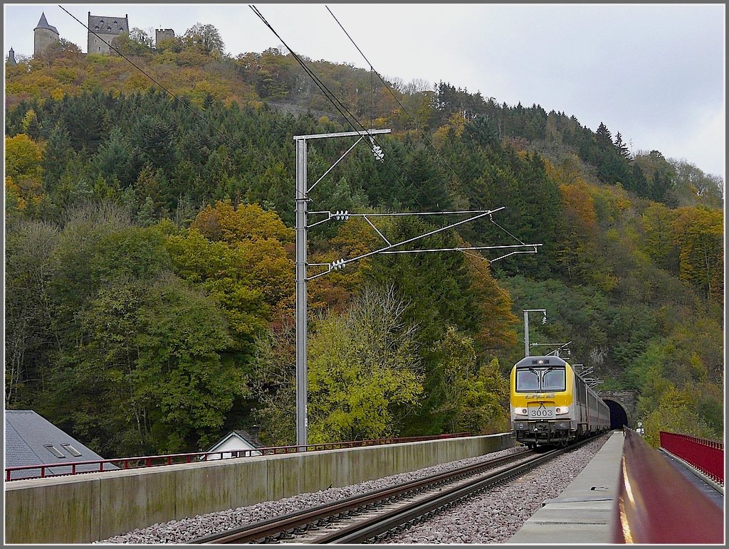 3003 has left the tunnel Bourscheid and is now crossing the Sre bridge, while the castle of Bourscheid is dominating the autumnal landscape on October 25th, 2009. 