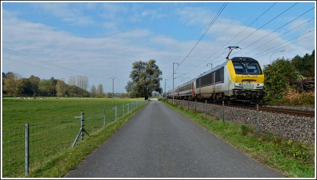 3003 is heading the IR 115 Liers - Luxembourg City between Mersch and Lintgen on October 24th, 2011.