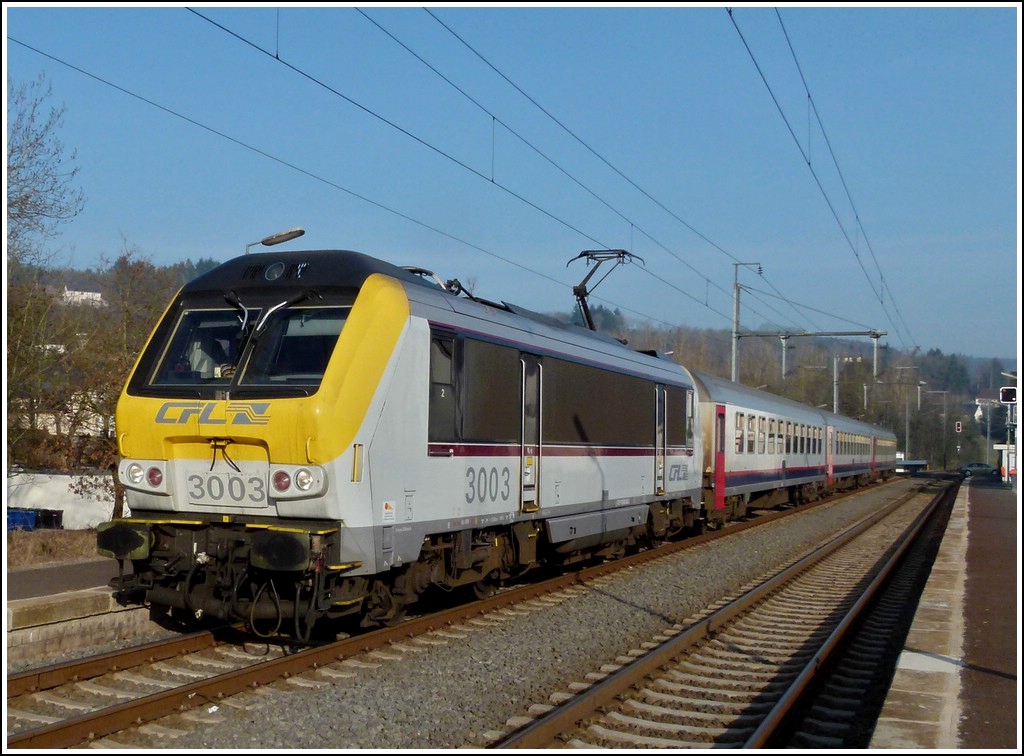 3003 with the IR 111 Liers - Luxembourg City is arriving in Wilwerwiltz on March 28th, 2012.