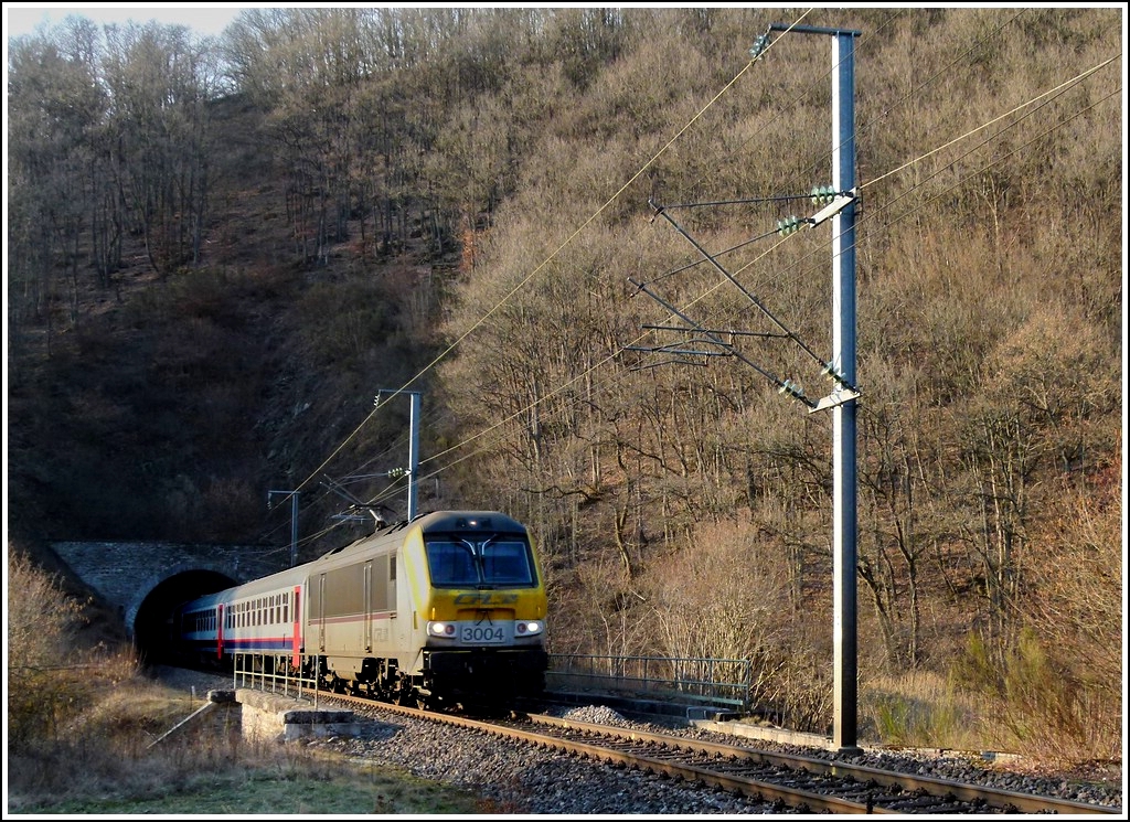 3004 is hauling the IR 119 Liers - Luxembourg City out of the tunnel Lellingen on March 20th, 2012.