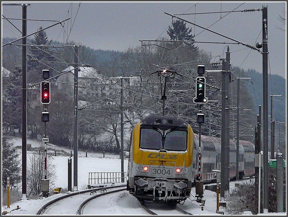 3004 is pushing its train through the snowy landscape near Wilwerwiltz on December 21st, 2009.