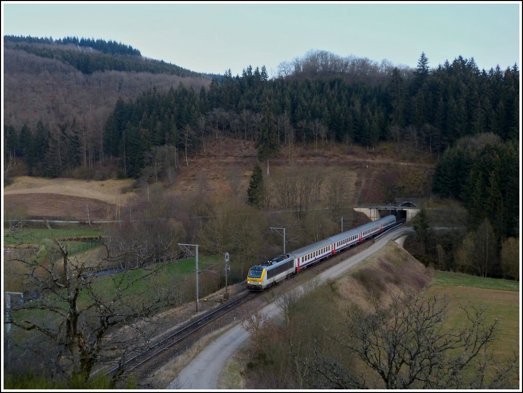 3005 is hauling the IR 118 Luxembourg City - Liers trough Lellingen on March 20th, 2012.